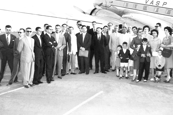 A colaboração vem do Sebastião Reis de Oliveira e mostra a reunião de fundação do Lions Clube de Franca-Centro, em 20 de setembro de 1958. Aparecem na foto: Mário Bettarello, Sebastião Reis, Humberto Minervino, Francisco Damasceno, Ary Balieiro, Mauro Sil